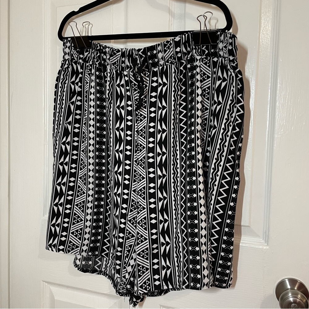 NWT high waist pull on shorts. 24w